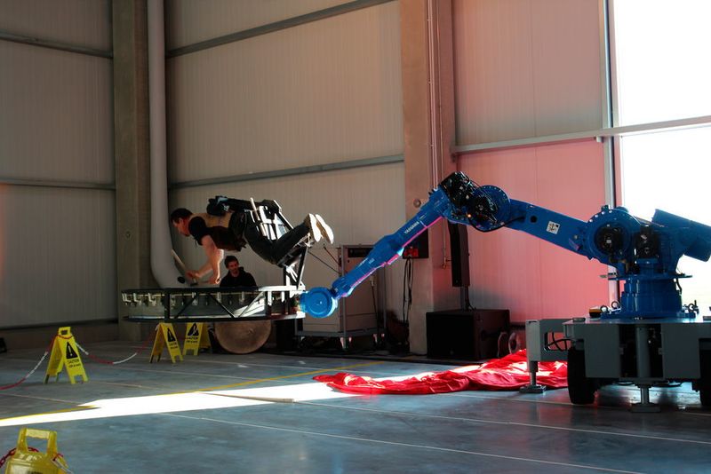 Nach der Pflicht kam die Kür: ein Yaskawa-Roboter in einer etwas anderen Anwendung. (Sonnenberg)
