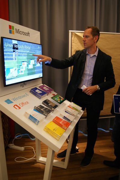 Also-Geschäftsführer Matthias Lorz erklärt „Microsoft 2 Go“. (Bild: IT-BUSINESS/Sarah Maier)