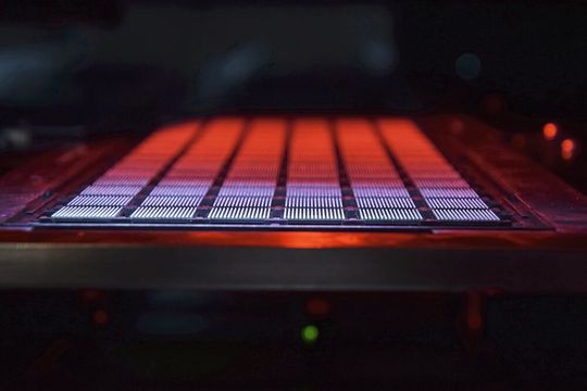 Eine spezielle Aufnahme im AOI-System nimmt exakt 126 BGAs auf, deren „Balls“ während des Prüfprozesses gebündelt überprüft werden.(Bild:  Kraus Hardware)