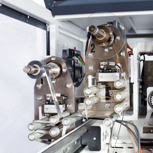 Beim Heissprägen überträgt ein beheizter Metall- oder Silikonstempel das entsprechende Sujet von der Folie auf das zu bedruckende Teil. 