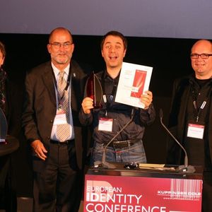 Der European Identity Award 2010 für das „Beste Projekt im Bereich B2B“ geht an Thomson Reuters für die auf der Microsoft Windows Identity Foundation basierende Lösung zur einfachen und sicheren Anbindung von Kunden an einen Anwendungsdienst (vlnr: Bettina Buthmann, Tim Cole, Ariel Gordon, Principal Program Manager for Identity, Microsoft Corporation, Martin Kuppinger).