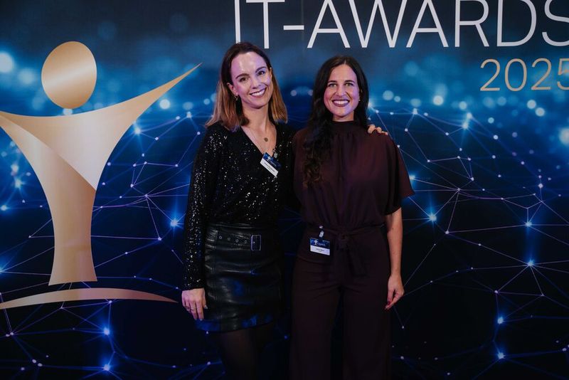 Andrea Pfundmeier und Janina Maier von Dropbox strahlen in die Kamera.  (Bild: Manuel Emme Fotografie)