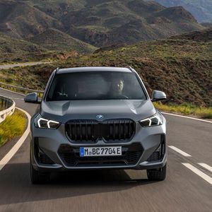 Die dritte Generation des kompakten SUVs trägt eine leicht vergrößerte Niere und tritt allgemein eine Spur aggressiver auf.(Bild:  BMW)