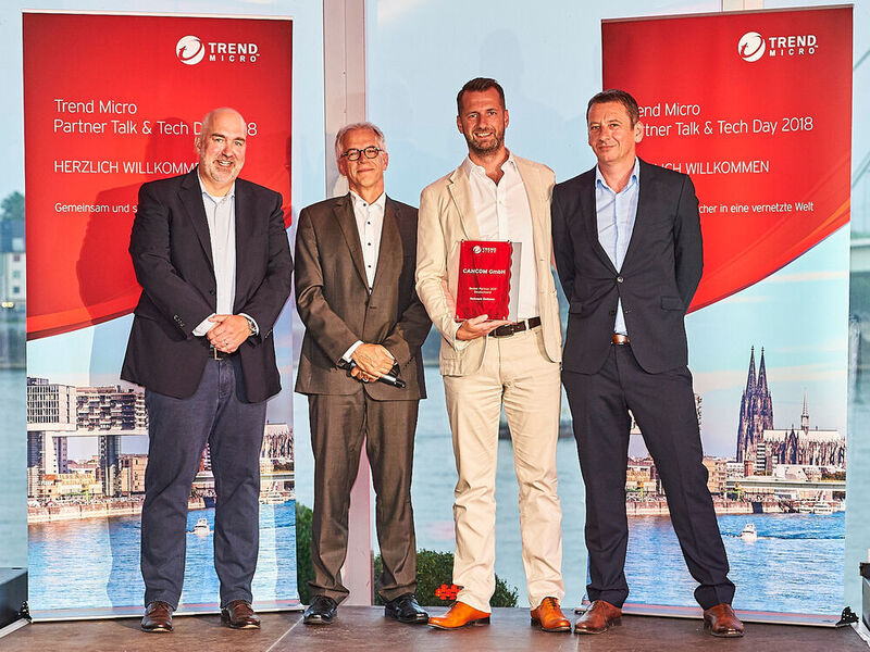 Der Award für den Besten Partner 2017 „Network Defense“ ging an Cancom: (v. l.) Armin Rothe und Martin Ninnemann (Trend Micro) mit Christian Rattmann (Cancom) und Stefan von der Marwitz (Trend Micro)
 (Trend Micro Deutschland GmbH)