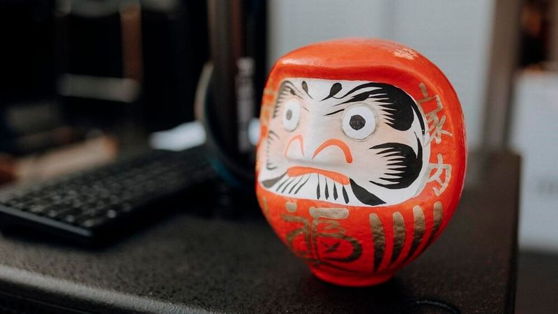 Nissan brachte den Walters einen Daruma mit, einen traditionellen japanischen Glücksbringer. (Bild: Nissan)