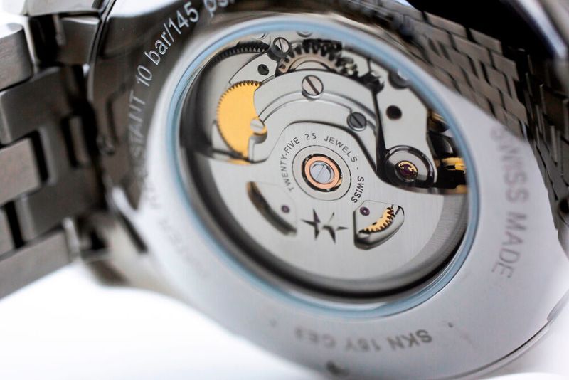 In knapp 800 Millisekunden von 400 Femtosekunden auf 20 Pikosekunden: Die variabel einstellbaren Pulsdauern des Ultrakurzpulslasers ermöglichen auch das Einbringen edler weisser Gravuren innerhalb eines industriellen Fertigungsprozesses. ( XRISTOFOROV/Shutterstock.  )