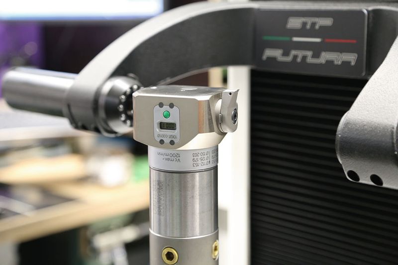 Das System erkennt das Werkzeug anhand der ID-Nummer und fährt das hierfür entsprechende Messprogramm ab. Sollte das Werkzeug nicht korrekt zusammengesetzt sein, gibt das System eine Fehlermeldung aus. (Bild: Matthias Böhm)