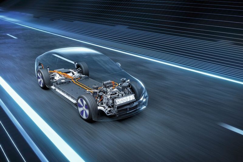 Die Rolle des Mercedes EQS als Technologieträger geht weit über das elektrische Fahren hinaus. Die Modelle sollen auf der Autobahn automatisiert fahren können.(Bild:  Mercedes-Benz)
