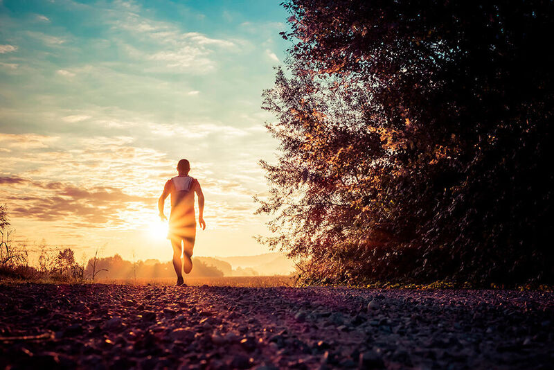 5. Warum nicht die weggefallene Zeit für den Arbeitsweg nun für ein paar sportliche Übungen nutzen? Ein kurzer Spaziergang vor und nach der Arbeit verbessert die Work-Life-Balance. (Giorgio Pulcini - stock.adobe.com)