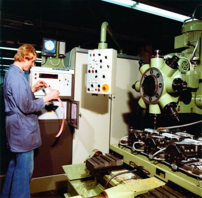 Eine Lochkarten-Bohrmaschine bei Rohde & Schwarz. Bis in die 1970er Jahre war viel Handarbeit gefragt. Erst später kam die NC-Technik. (Bild: Rohde & Schwarz)