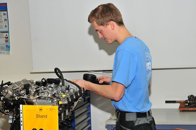 Michael Schramm aus Sachsen bei der Druckverlustmessung an einem Motor. (Foto: Schmidt)