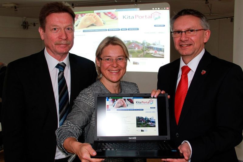 (v. l.) Jochen von Allwörden, Arbeitsgemeinschaft der kommunalen Landesverbände, Familienministerin Kristin Alheit und Matthias-Christian Bonse, Bürgermeister der Stadt Wahlstedt, beim offiziellen Start des Pilotbetriebs für die landesweite Kita-Datenbank in der Stadt Wahlstedt im Kreis Segeberg (Bild: Sozialministerium Schleswig-Holstein)