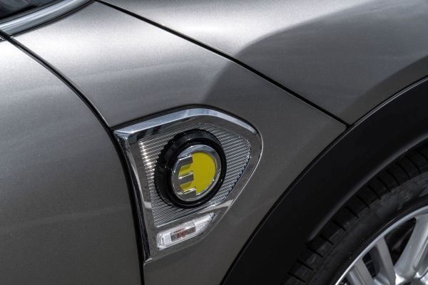 Bei besonders dynamischen Beschleunigungsvorgängen trägt der Elektromotor mittels Boost-Funktion zur Unterstützung des Verbrennungsantriebs bei.  (Mini)