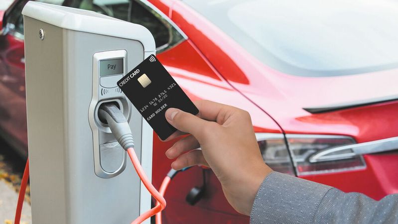 „Pay as you go“ ist ein Payment-Trend, bei dem man nur das zahlt, was man verbraucht hat – typisch beim Laden von E-Fahrzeugen oder beim Carsharing. Dieser Trend ist auch für die Kfz-Branche interessant.(Bild:  © scharfsinn86 - adobe.stock.com)