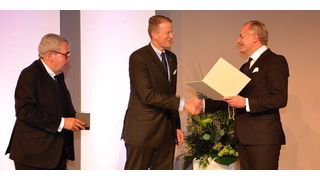 Prof. Dr. med. Dr. h.c. Hans-Joachim Meyer, Generalsekretär DGCH, Prof. Dr. med. Hanns-Peter Knaebel, Aesculap AG,  und Prof. Dr. med.Joachim Jähne, Präsident DGCH, bei der Verleihung der Werner-Körte-Medaille in Gold (von links). (Bild: Peter Schmalfeldt)