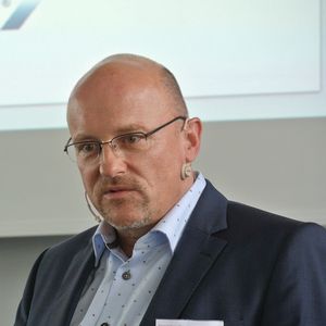 Horst Lange von HMS Industrial Networks verdeutlichte: „Im Wesentlichen möchte man ja erreichen, dass man am Ende eine sichere IT-Plattform hat.“ Hierfür gebe es unterschiedliche Konzepte: Für Cloud-basierte Systeme bildeten eigengesteuerte Speichersysteme eine Alternative. 