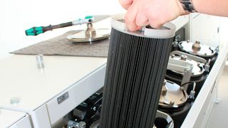 Kernelement der zentralen KSS-Anlagen sind die Feinstfilter vom Typ Micropur. Die Filterpatronen werden regelmäßig prozessparallel rückgespült. Bei Verschleiß lassen sie sich in kurzer Zeit austauschen. (Bild: Knoll)