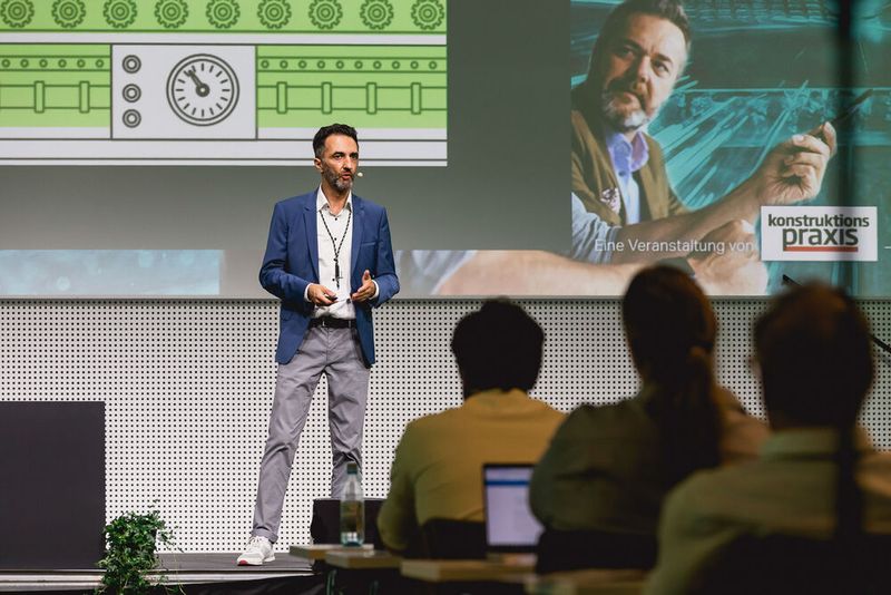 Pedram Shahid, CEO & Inhaber der Cadaico GmbH, stellte seinen KI-Assistenten vor, der das Potenzial hat, Kosten und Aufwand deutlich zu senken. Denn 60 bis 70 Prozent der Produktkosten, zumindest im Sondermaschinenbau, entstehen in der Konzept- und Konstruktionsphase, sind also eigentlich Konstruktionskosten. Hier setzt der Assistent an und unterstützt als Chat-App, basierend auf Daten des Unternehmens. (Bild: Stefan Bausewein/VCG)