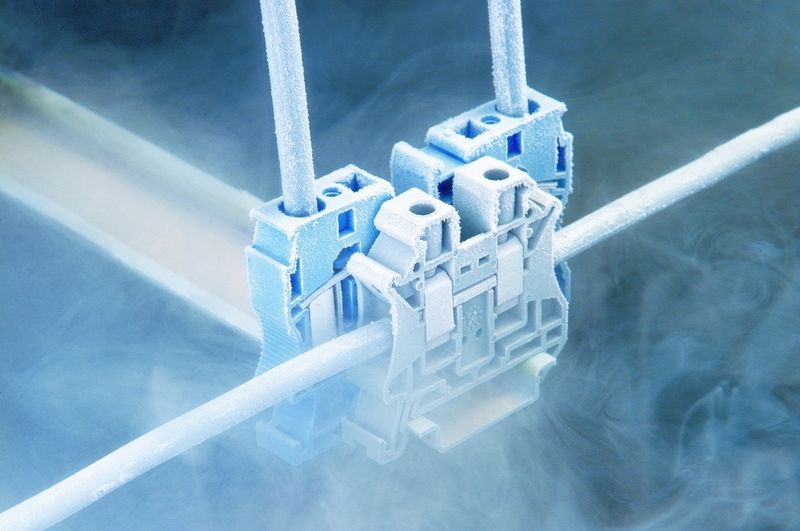 1 Im Rahmen der Temperaturschockprüfung  ... gemäß DIN  EN 60352 T4 wird  die Reihenklemme über 100 Zyklen raschen Temperaturwechseln ausgesetzt. (Archiv: Vogel Business Media)