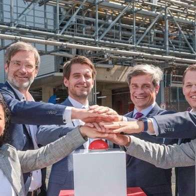 v.l.n.r.: Helya Masoud (Werksleiterin, BASF Düsseldorf), Sven Crone (SVP Global Operations, BASF Care Chemicals), Paul Höller (Staatssekretär, NRW-Wirtschafts- und Klimaschutzministerium), Christian Zaum (Wirtschaftsdezernent, Stadt Düsseldorf), Peter Weinert (VP Business Management, BASF Personal Care EMEA) und Agus Ciputra (Leiter des Geschäftsbereichs BASF Personal Care) eröffnen gemeinsam die neue Produktionsanlage. (Bild: BASF)