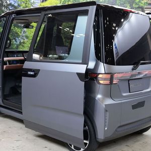 Die Schiebentüren bieten zu beiden Seiten große Einstiegsöffnungen.(Bild:  Jama)