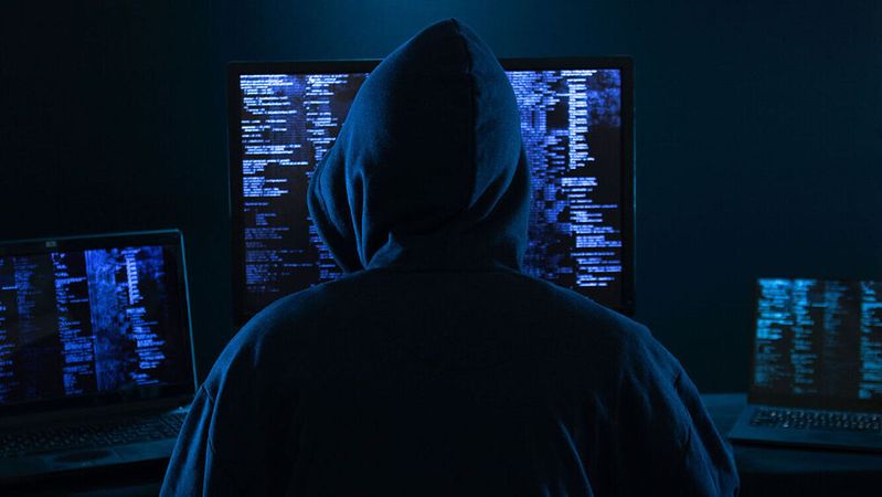 Cyberkriminelle erwerben gestohlene Zugangsdaten und loggen sich in fremde Systeme. Damit sind digitale Identitäten  zum Haupteinfallstor für automatisierte Angriffe geworden, was insbesondere den oft unzureichend geschützten Mittelstand gefährdet.(© cendhika - stock.adobe.com)
