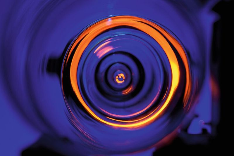 Massereiche Objekte im Universum sind keine perfekten Linsen. Während sie das Licht ablenken, erzeugen sie Verzerrungen. Die resultierenden Bilder sehen so aus, als ob man durch den Fuß eines Weinglases schauen würde. (Bild: © Roberto Schirdewahn)