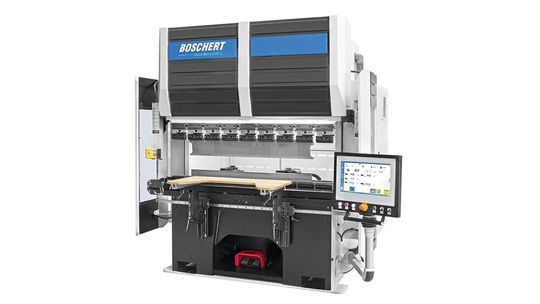 Boschert hat seine Abkantpresse Quick Bend komplett überarbeitet. Die Quick Bend Evo Hybrid arbeitet flüsterleise und vereint Präzision, Bedienkomfort und Energieeffizienz.(Bild:  Boschert GmbH & Co. KG)