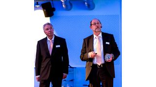 Dr. Achim Keidlies (r.) und Dr. Wolfgang Knothe von Frankenguss zeigten auf dem Leichtbaugipfel Giessverfahren, die den Leichtbau unterstützen. (Stefan Bausewein)