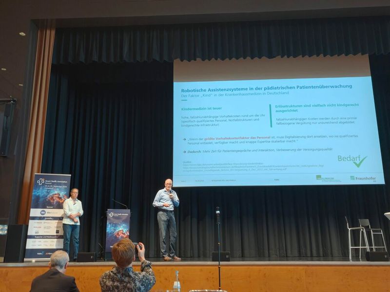 Dr. Birgit Graf ist bereits seit knapp 30 Jahren beim Fraunhofer IPA – aktuell Senior Expert und Projektmanagerin. Prof. Dr. med. Jan Gödeke ist Geschäftsführender Oberarzt und stellvertretender Klinikdirektor der Klinik für Kinderchirurgie am LMU Klinikum. Gemeinsam stellen sie robotische Assistenzsysteme in der pädiatrischen Patientenüberwachung vor. (Bild: © Serina Sonsalla)