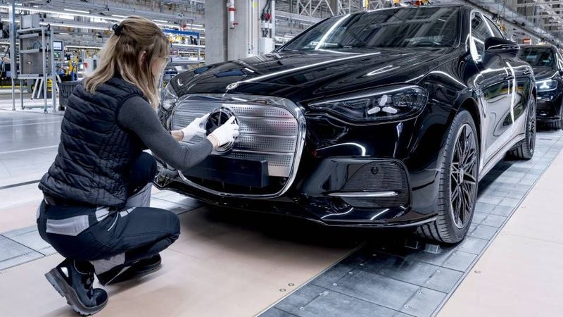 Das neue Modell aus Kecskemét: die vollelektrische C-Klasse. Eine verlängerte Version wird Mercedes ab 2027 in China fertigen.(Bild:  Mercedes-Benz)