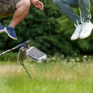 Das Roboterbein funktioniert nach dem gleichen Prinzip wie menschliche Beine beim Springen.(Bild:  MPI für Intelligente Systeme/Wolfram Scheible)