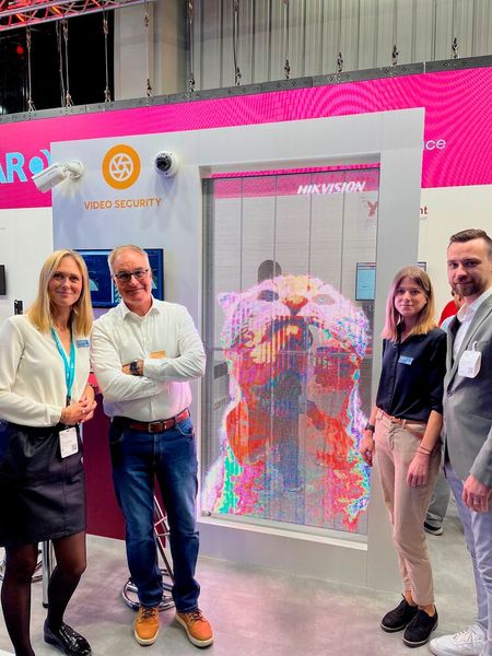 Ob die Katze wohl was sagen möchte? (v. l.) Karina Bachmann, Richard Wetzel, Lilli Renk und Alexander Wiediker (alle Tarox) (Bild: Vogel IT-Medien GmbH)