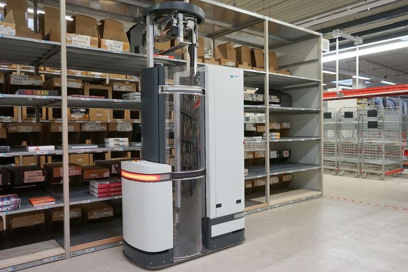 Die Magazino GmbH (www.magazino.eu) baut wahrnehmungsgesteuerte, mobile Roboter für die Intralogistik. Der Kommissionier-Roboter TORU ist die jüngste Entwicklung des Münchner Unternehmens. Konnten bisher meist nur ganze Ladungsträger wie Paletten oder Kisten automatisiert geholt werden, so wird mit TORU der stückgenaue Zugriff auf das einzelne Objekt möglich. Über Kameras werden einzelne Objekte im Regal identifiziert und lokalisiert, sicher gegriffen und schließlich präzise an ihrem Bestimmungsort wieder abgelegt. (Bild: Magazino)