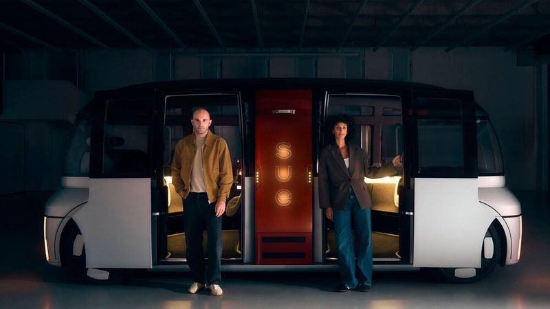 Eine niedrigere Schwelle und Schiebetüren sollen dem Einstieg in den autonomen Nahverkehrsbus SUE erleichtern. (Bild: UE | Studios/Maximilián Balázs)