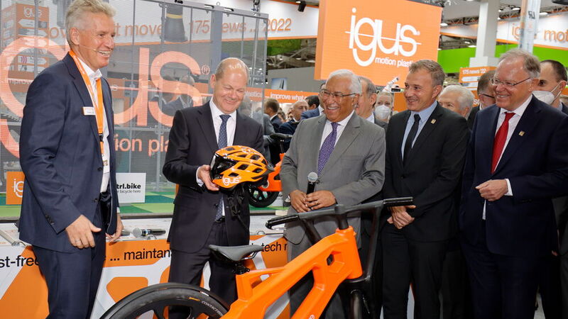 Bei Igus haben sich Bundeskanzler Scholz und der portugiesische Premierminister António Costa ein Fahrrad angeschaut, das zu großen Teilen aus Plastikmüll gefertigt wird. 