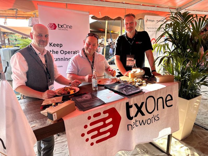 Endlich kehrt etwas Ruhe an den Stand, (v. l.) Volker Korsch, Morris Becker und Jan Hadewig (TXOne) haben Zeit für eine kleine Pause. (Bild: Vogel IT-Medien)