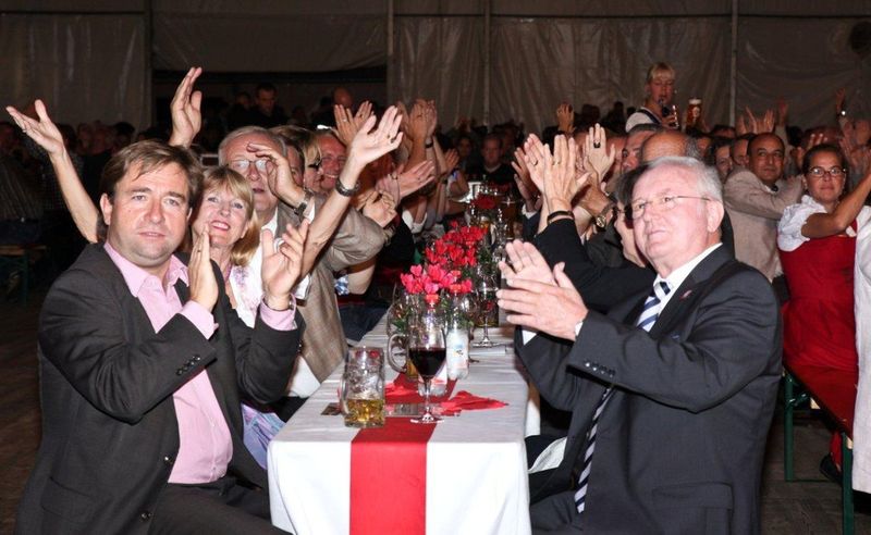 Partystimmung im Festzelt mit Oberbürgermeister Michael Lang und Fritz Lang im Vordergrund. (Bild: Hymer)