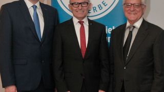 Stabwechsel beim Kfz-Gewerbe Baden-Württemberg: (v.li.) Hauptgeschäftsführer Carsten Beuß mit dem neuen Präsidenten Michael Ziegler und seinem Vorgänger Harry Brambach.  (Bild: »kfz-betrieb« / Baeuchle)
