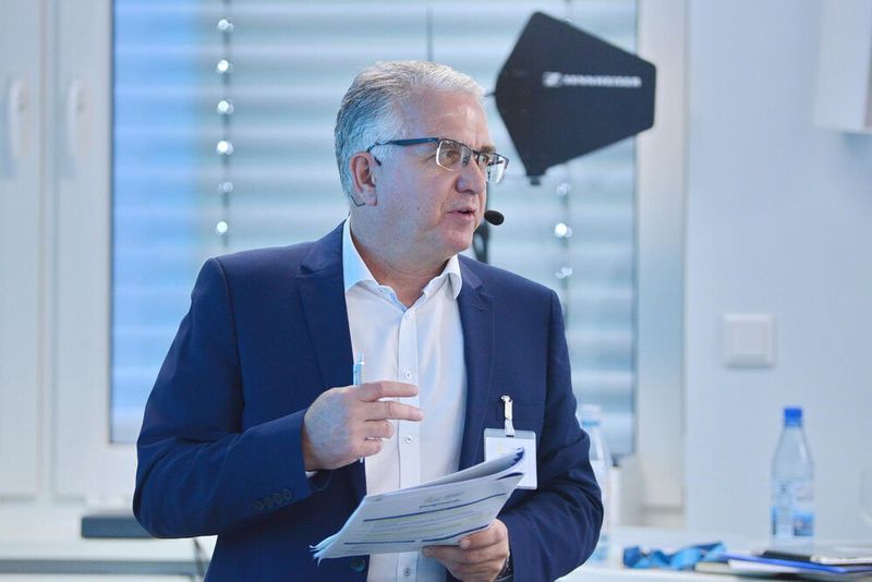 Moderiert wurde die Veranstaltung unter anderem von Bernd Weinig, dem Publisher der Fachzeitschrift elektrotechnik. (J. Untch / Vogel Communications Group GmbH & Co. KG)