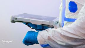 Wer in der Pharmaproduktion kritische Prozessschritte ausführt, muss eindeutig identifizierbar sein. Nur so lässt sich sicherstellen, dass ausschließlich autorisierte Personen auf sensible Prozesse zugreifen. (Bild: Nymi)