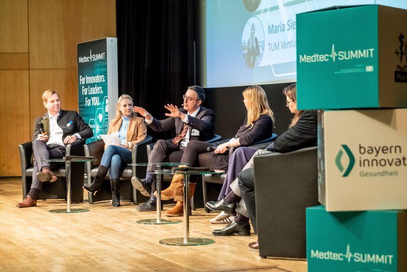 Aufgrund des internationalen Charakters des Events fanden die Vorträge und Diskussionen auf Englisch statt, ebenso wie die Paneldiskussion, an der u. a. Dr. Jörg Traub, Leitung Gesundheit, teilnahm. (©Bayern Innovativ / Thomas Geiger)