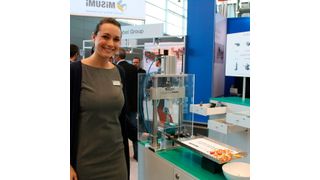 Maj-Britt Hahn, Head of Marketing bei der Dayton Progress GmbH erklärt die Vorzüge von Picsy, eine Einheit zum Ableiten von Stanzabfällen. (Bild: Finus)