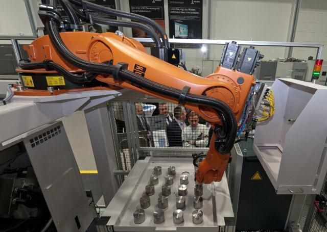 Den jüngsten Stand der Technik zum Thema Drehen repräsentierte eine LB3000 mit Roboter als flexible Fertigungszelle.  (Bild: Hennecke)