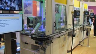 Auf der SPS IPC Drives 2014 hat Harting drei Module der „Fleximon“-Anlage vorgestellt. Sie beinhalten die Prozesse Schrauben, Prägen und Prüfen. (Bild: s. häuslein/konstruktionspraxis)