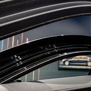 Die Scheiben des Fahrzeugs bestehen aus mehreren Glas- und Kunststoff-Schichten.(Bild:  Mercedes-Benz)