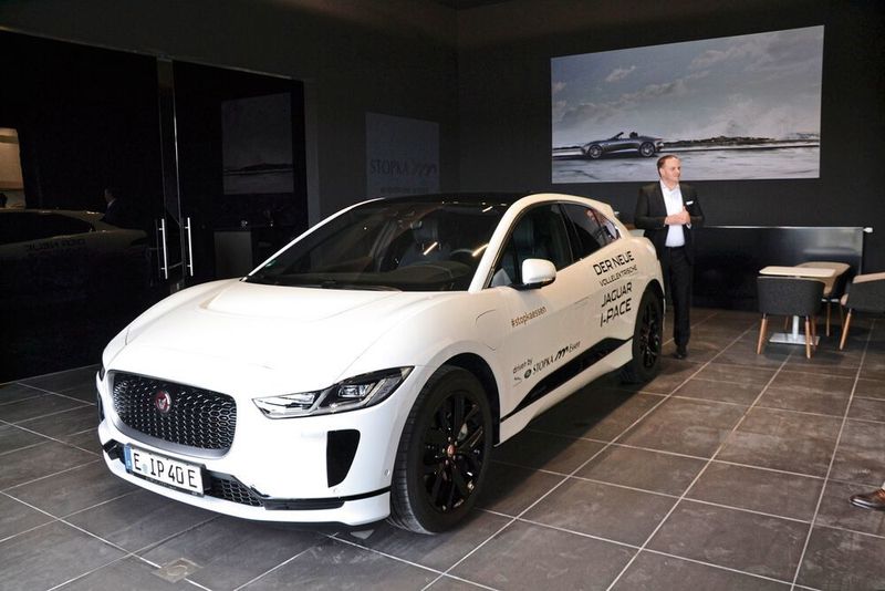 Eine Besonderheit bei Stopka Essen sind die beiden Auslieferungsboxen, die mittels Schiebetüren vom Showroom getrennt sind. Anders als bei anderen deutschen Jaguar-Land-Rover-Händlern sind sie schwarz gestrichen. (Mauritz/»kfz-betrieb«)