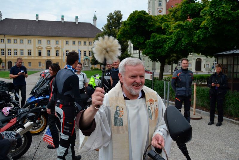 … gab es vom Kapuzinerpater Weihwasser für Motorräder und Gäste. Anschließend ging es endlich los. (Bild: Michel/»kfz-betrieb«)