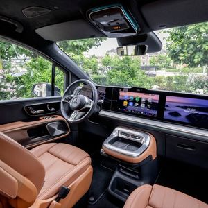 Das Cockpit prägt auf Wunsch der optionale MBUX-Superscreen, der mehrere Bildschirme hinter einer durchgehenden Glasfläche bündelt.(Bild:  Mercedes-Benz)