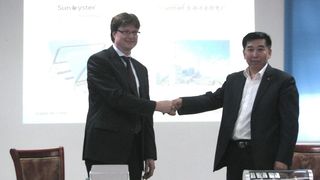 Sunoyster-Geschäftsführer Dr. Carsten Corino und Hongbo Kung, Geschäftsführer der Yonghao Gangue Power Plant Ltd., bei der Vertragsunterzeichnung. (Bild: Sunoyster)